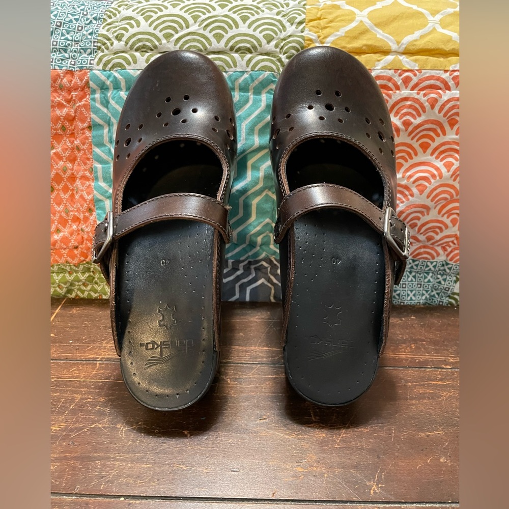 Dansko Clogs | Distressed Chocolate Leather | Size 40/9-9.5